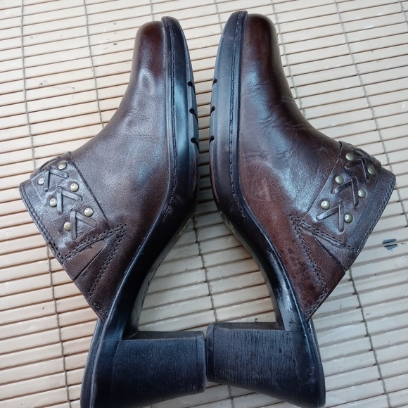 Clarks Bendables women's brown leather mule clogs. 2" heel.  Brass Studs and buc - Picture 10 of 11